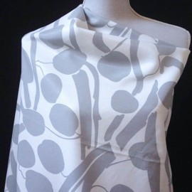 Tissu au mètre Coton & viscose gris blanc motif cerise grise en 155cm n°517