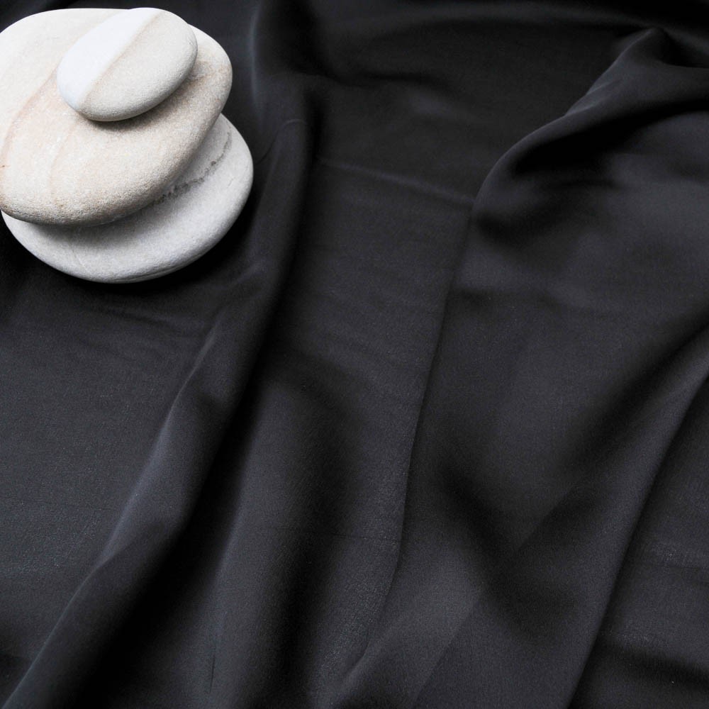 Soie imprimée au mètre : tissu noir raffiné et élégant - Mercerine