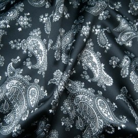Satin polyester fond noir motif cachemire gris blanc en 140cm Ref 10978