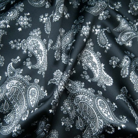 Satin polyester fond noir, cachemire gris blanc en 140cm Ref 10978
